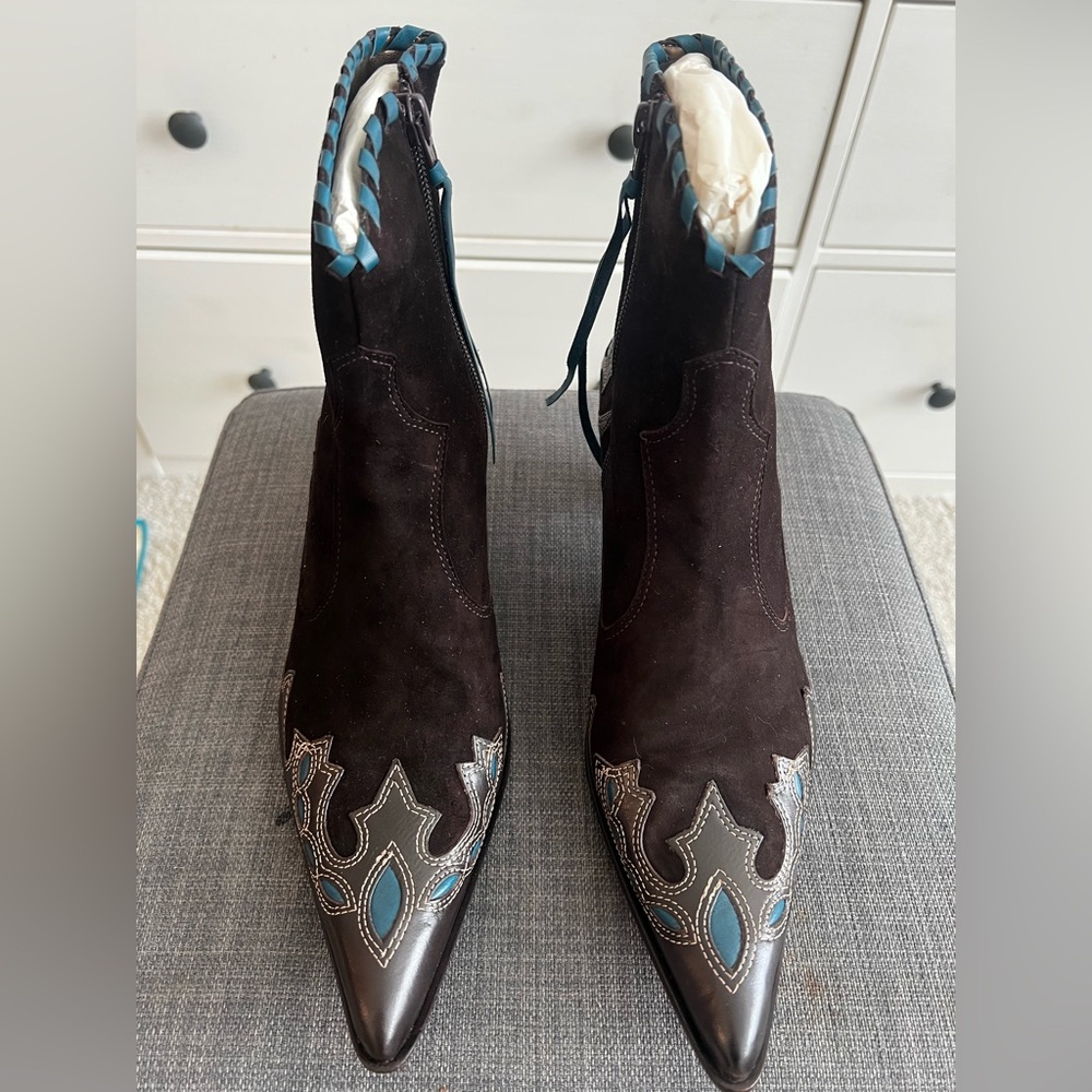 Vintage Antonio Melani western style suede booties